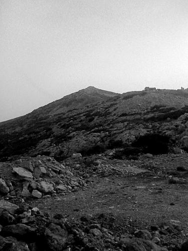 Ένα από τα σημεία εκίνησης για την ΑΤ-019. Στο βάθος η πρώτη κορυφή της ράχης. Η κορυφή είναι περίπου άλλα 500 μέτρα πίσω από αυτό το μυτίκι.