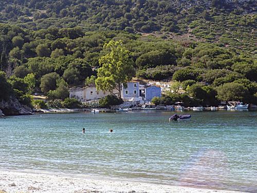 ΠΟΡΤΟ ΑΘΕΡΑ, ΤΑ ΤΟΠΙΑ ΤΗΣ ΚΕΦΑΛΟΝΙΑΣ ΘΥΜΙΖΟΥΝ ΠΟΛΥ ΑΥΤΑ ΤΗΣ ΜΑΝΗΣ ΚΑΙ ΤΗΣ ΝΟΤΙΑΣ ΚΡΗΤΗΣ.