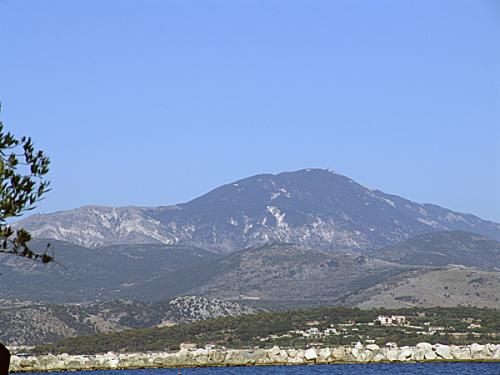 Ο ΑΙΝΟΣ Η ΠΡΟΣΒΑΣΗ ΓΙΝΕΤΑΙ ΜΕ ΔΡΟΜΟ ΑΠΟ ΤΗΝ ΑΡΙΣΤΕΡΗ ΠΛΕΥΡΑ. ΑΡΧΙΚΑ 15 ΧΙΛΙΟΜΕΤΡΑ ΑΣΦΑΛΤΟΣ ΜΕΧΡΙ ΧΑΡΑΚΤΗΡΙΣΤΙΚΑ ΡΑΝΤΑΡ ΚΑΙ ΜΕΤΑ 17 ΧΙΛΙΟΜΕΤΡΑ ΚΑΛΑ ΣΤΡΩΜΕΝΟΣ ΧΩΜΑΤΟΔΡΟΜΟΣ.