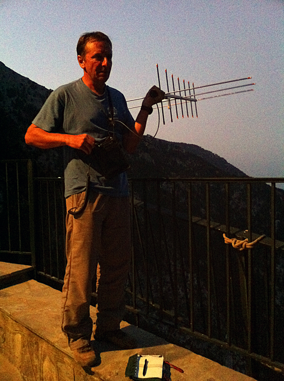 Κώστας SW1KYQ, κυνηγώντας τον CO-50 σε χαμηλό πέρασμα, 25 Aug 2011 (τον ακούσαμε μια χαρά αλλά τα 5W του FT-817 δε μας άφησαν να ακουστούμε :))