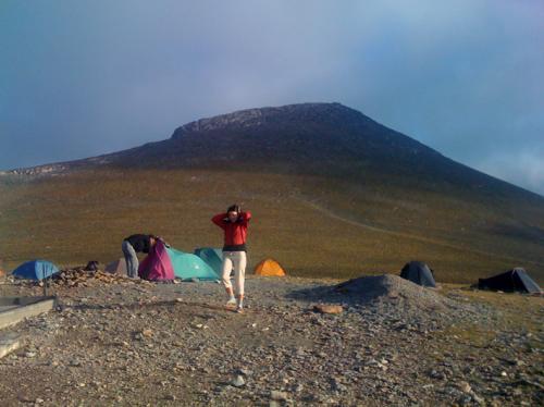 Βάσω και SV2BZM στο Οροπέδιο των Μουσών, Ολυμπος 2009, στο βάθος ο Προφ.Ηλίας SV/TL-002