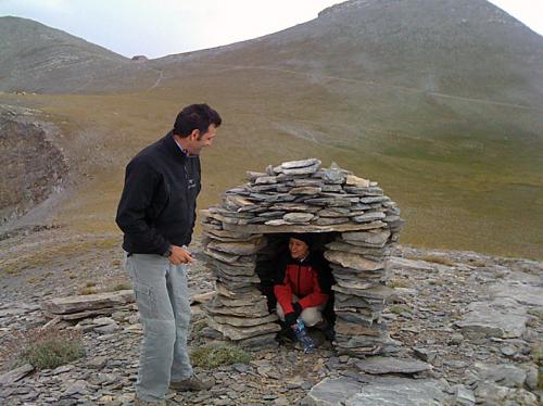 Δημήτρης, SV2BZM και Βάσω στα καλύβια του Χαρδαβέλα, Οροπέδιο των Μουσών, Ολυμπος